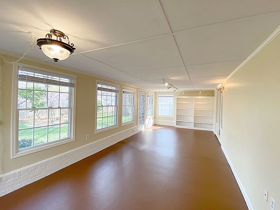 Spacious sunroom!