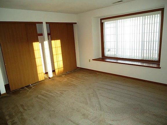 2nd image of 913 Fox Creek Dr APT 4