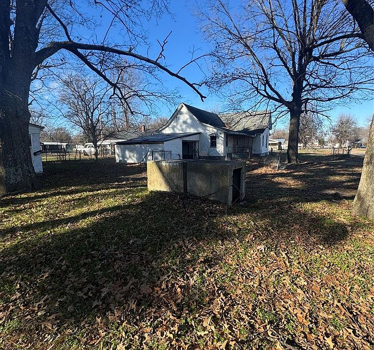 2nd image of 703 Slicer St