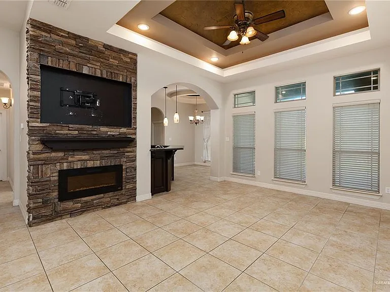 2612 Serrano St — Photo 6