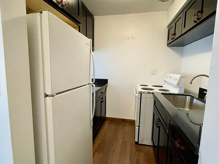 Bayview Apartments — Photo 104