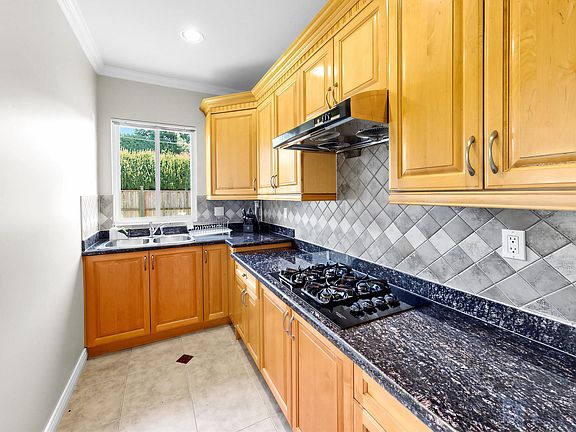 5th image of 9140 Pinewell Cres