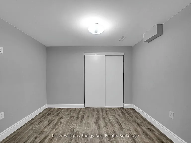 1137 Norman Cres #LOWER — Photo 16