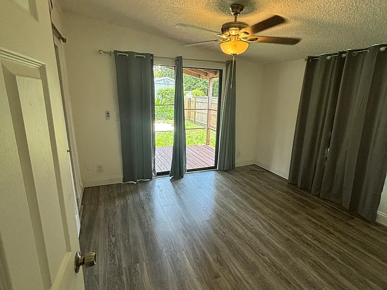 415 Leslie Dr — Photo 11