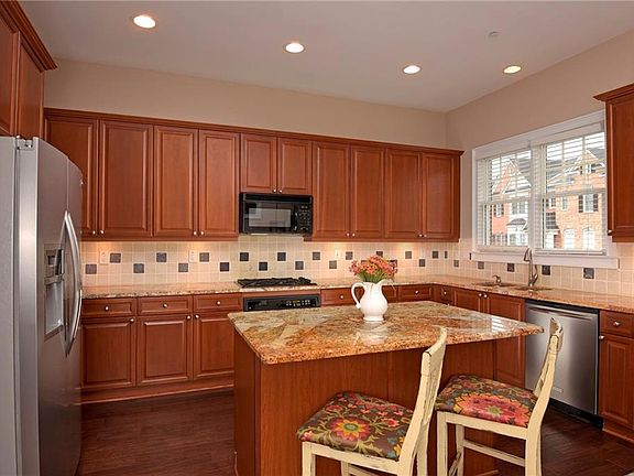 5th image of 3017 Montclair Cir SE