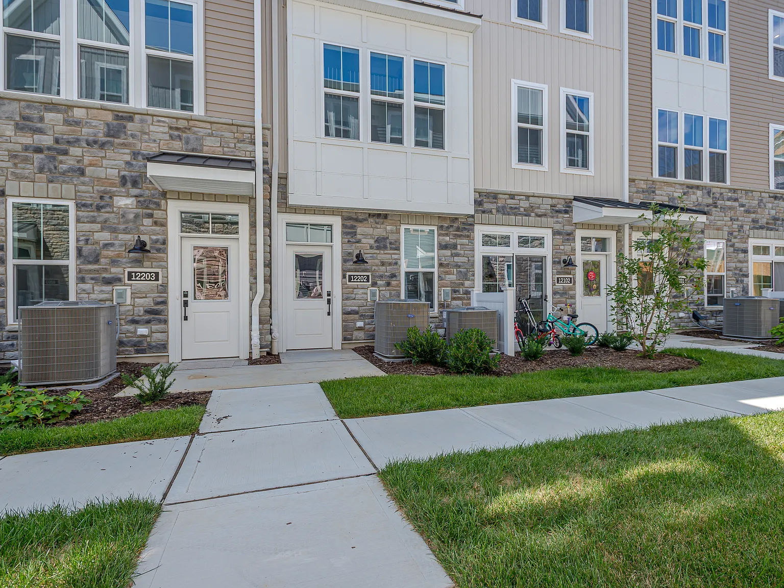 3 bed, 2.5 bath, 2142 sqft, $4,300 — Photo 2