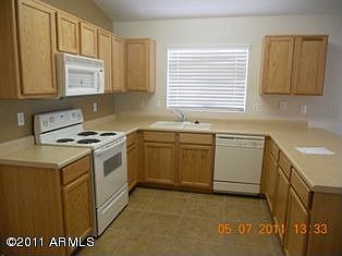 3rd image of 1090 E Vernoa St
