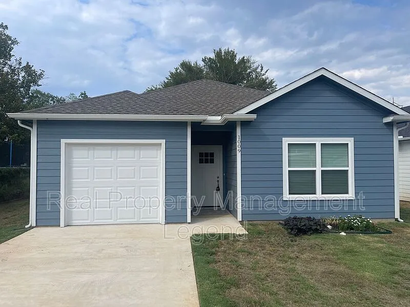 4 bed, 2.5 bath, 1584 sqft, $1,945 — Photo 2