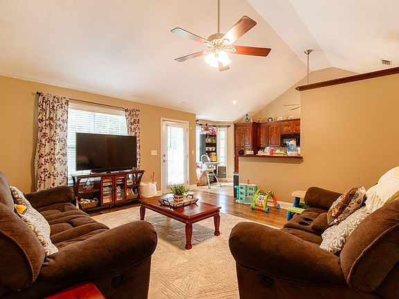 3rd image of 79 Live Oak Trl