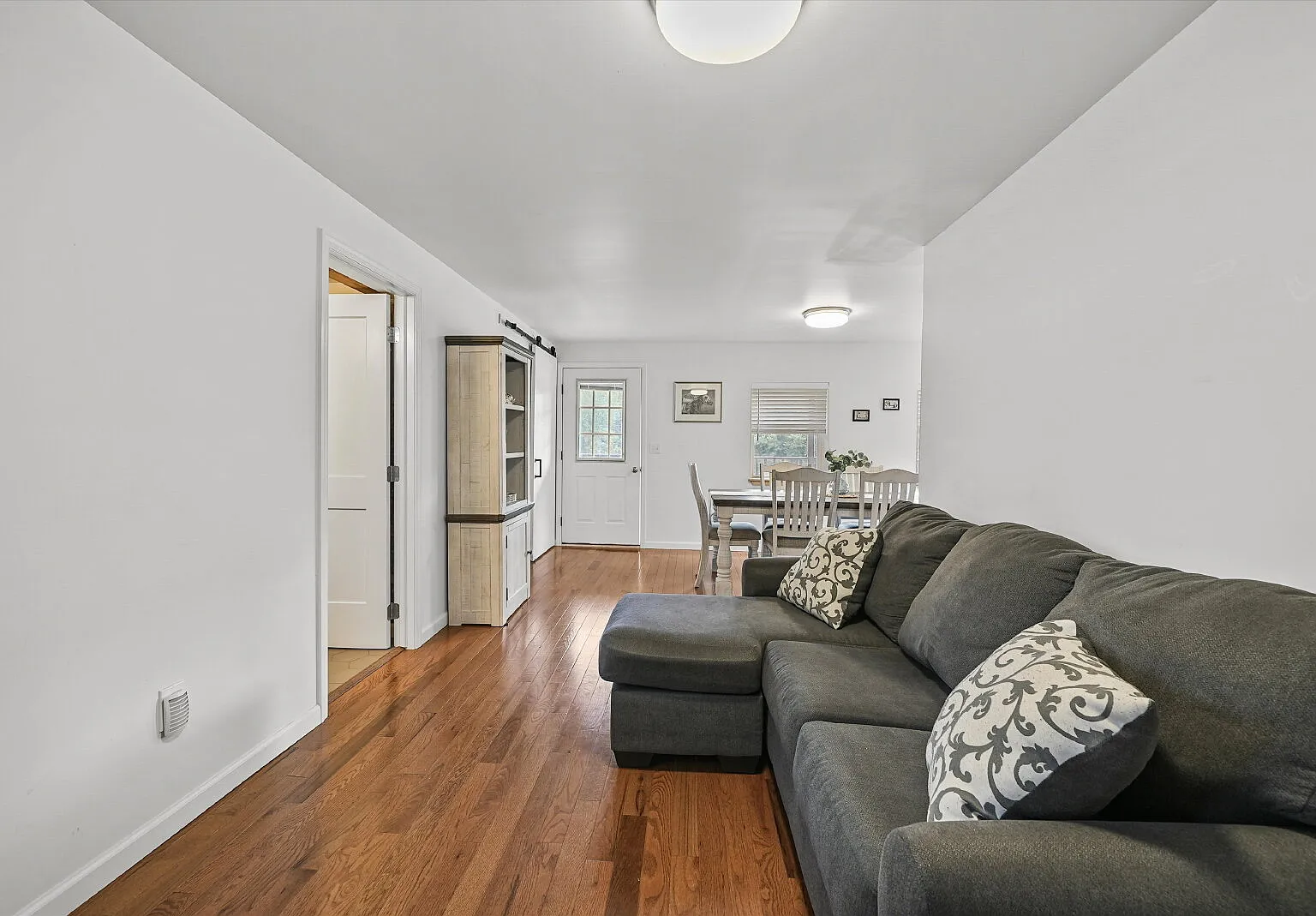 3 bed, 2.0 bath, 1090 sqft, $3,300 — Photo 4