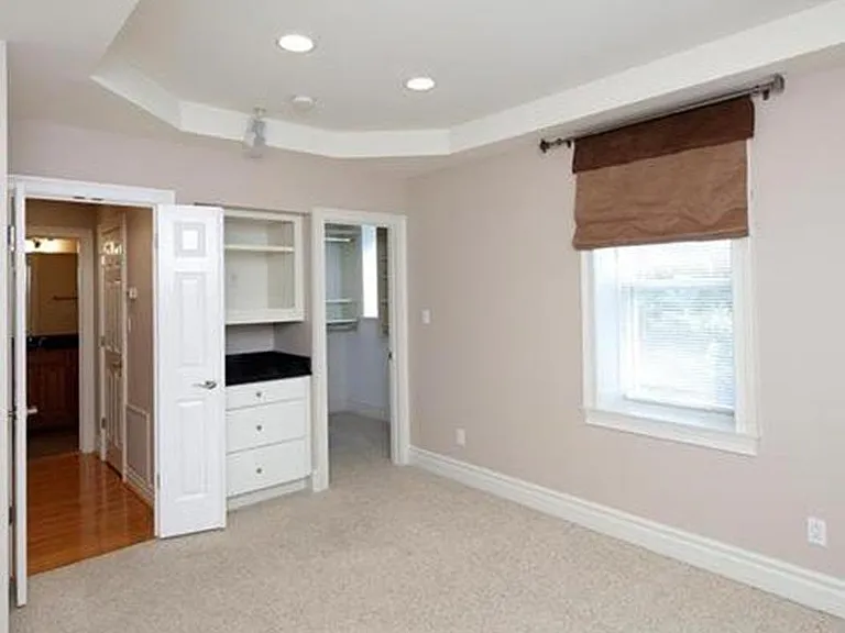 Bedroom w/Walk-in Closet