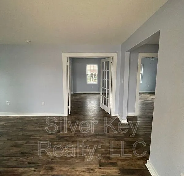 920 E Madison Ave — Photo 4