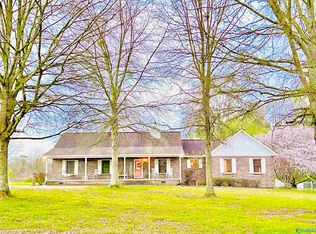 844 Wolf Creek Dr, Albertville, AL 35951