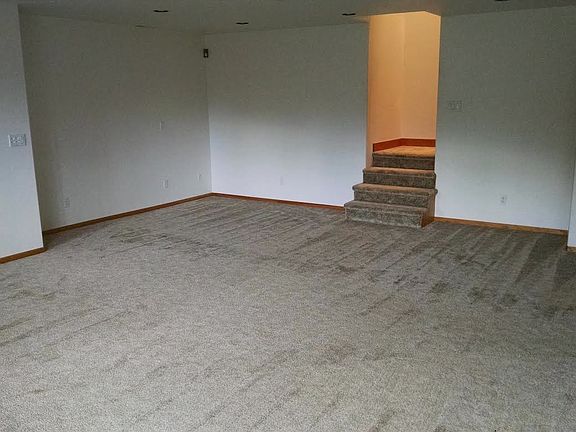 5th image of 705 Center St W