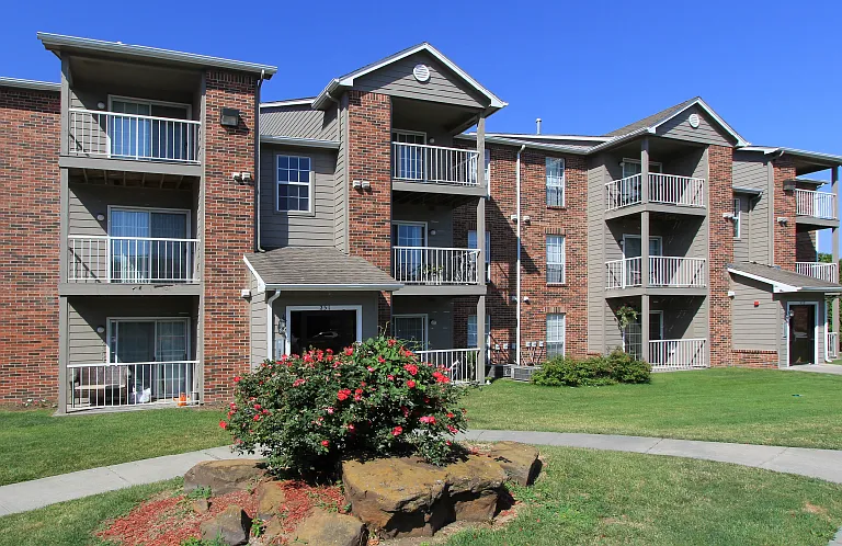 Tanglewood Apartments — Photo 40
