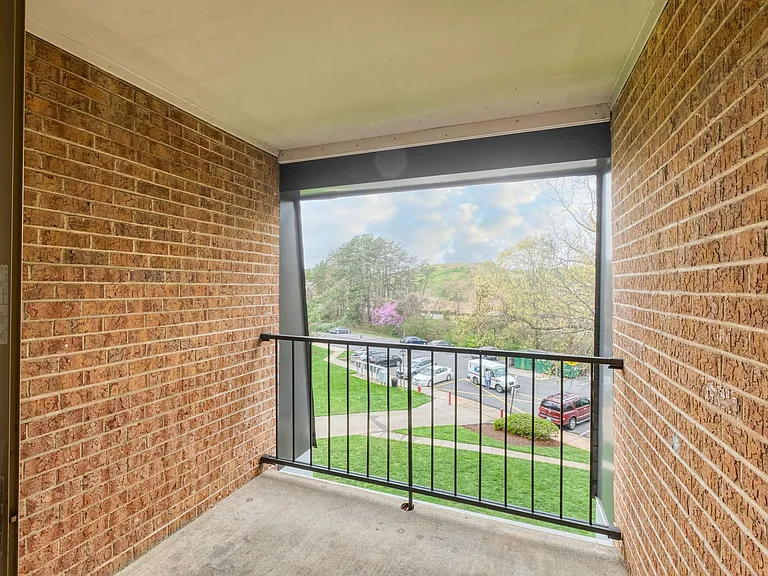 Oakton Park Apartments Unit 8-21 2