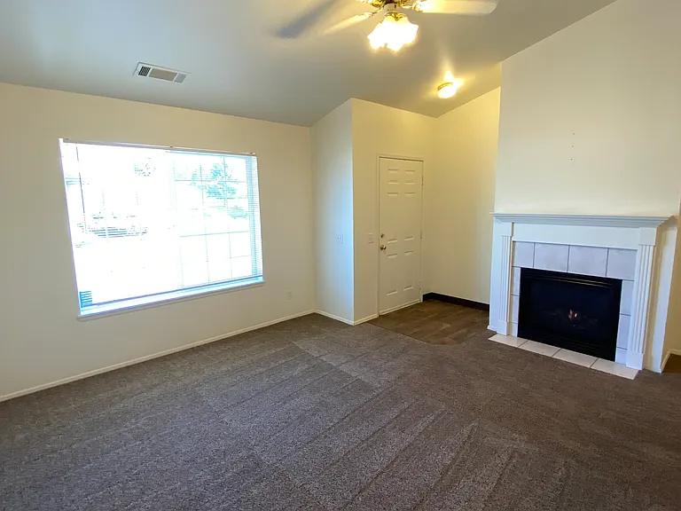 2086 NE Linnea Dr #2 — Photo 4