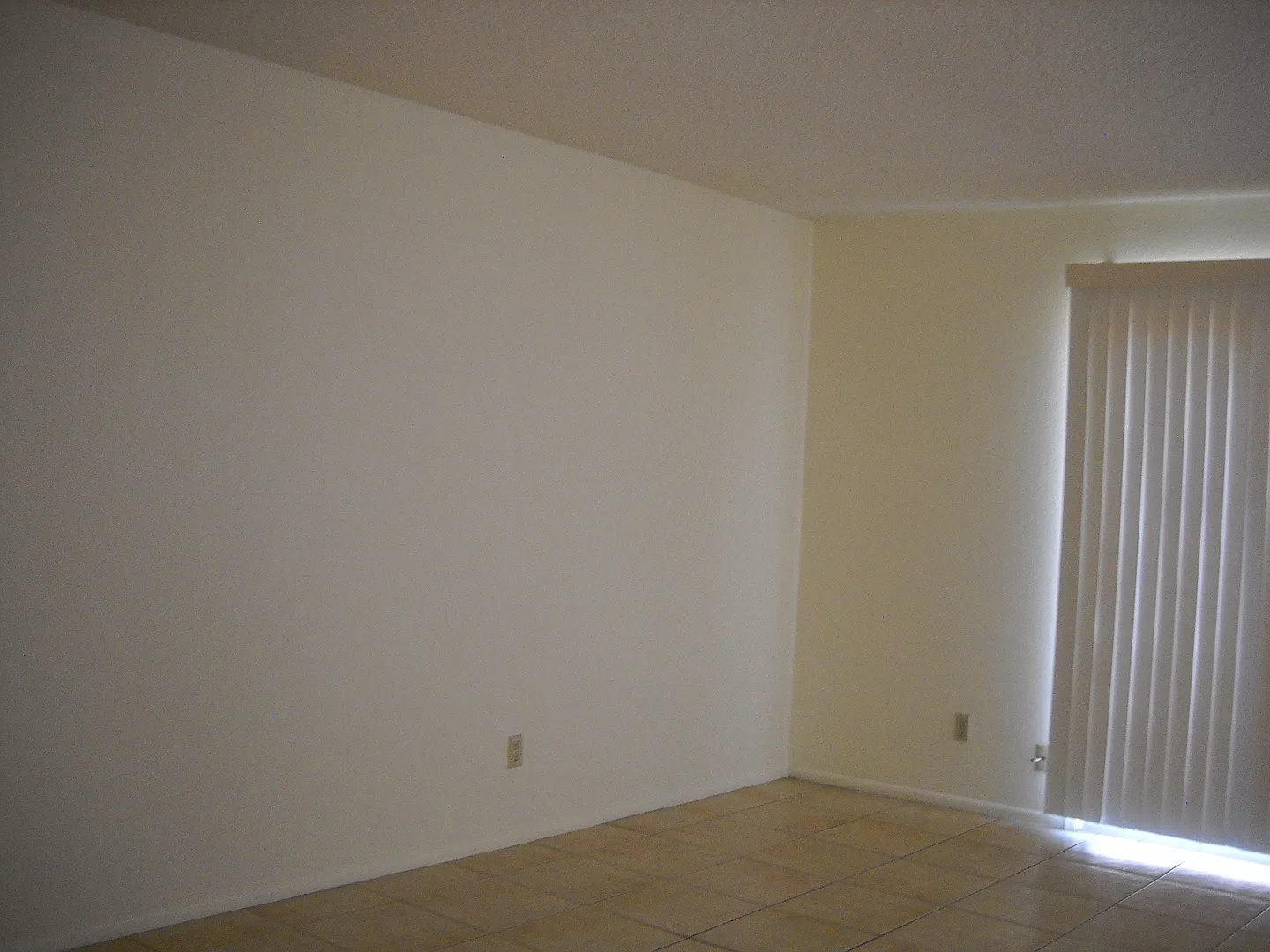 Cute unit in four plex — Photo 3