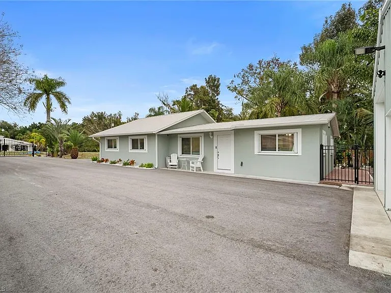 191 Abbey Ln — Photo 2