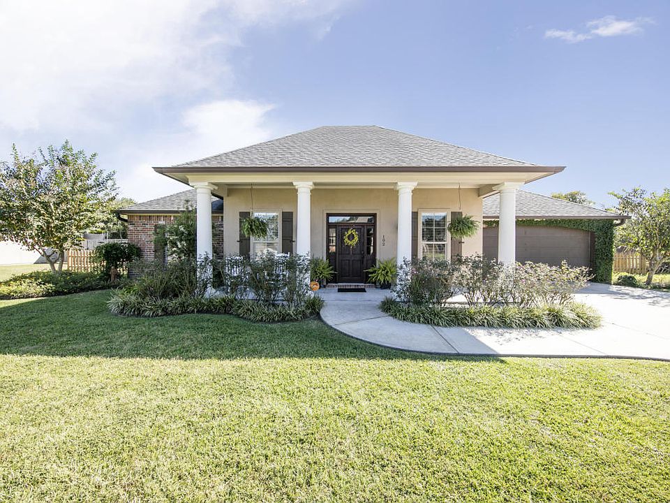 1st image of 102 Oak Shadows Dr