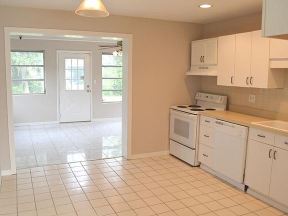 3rd image of 121 Baywood Dr