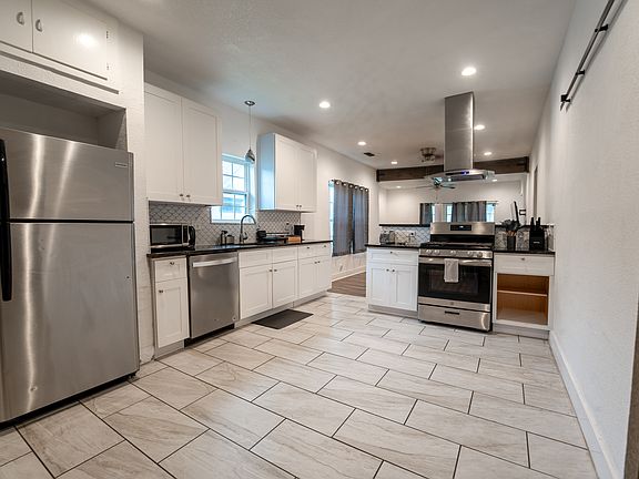 3rd image of 2050 Cincinnati Ave