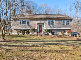 8 Laura Ln, Oxford, CT 06478