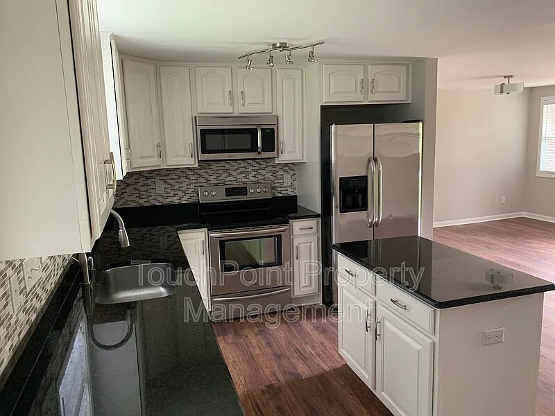 3 bed, 2.0 bath, 1152 sqft, $2,050 — Photo 3