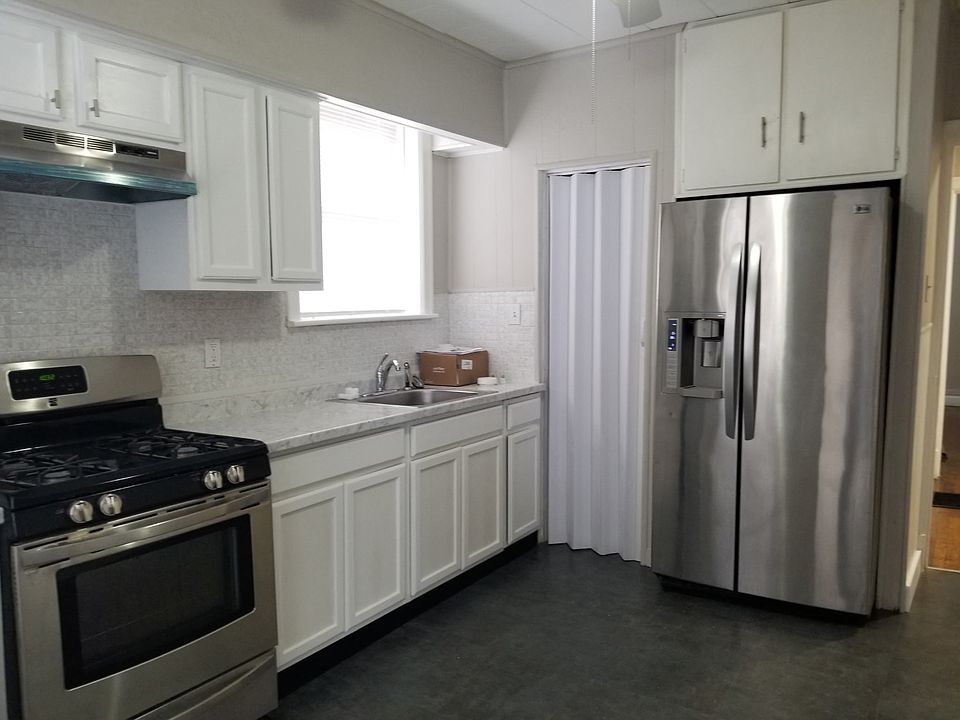 Large eat-in kitchen. Stainless steel appliances.