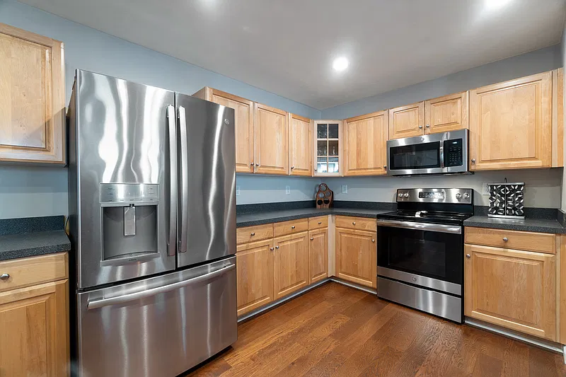 3 bed, 2.5 bath, 1715 sqft, $2,500 — Photo 2