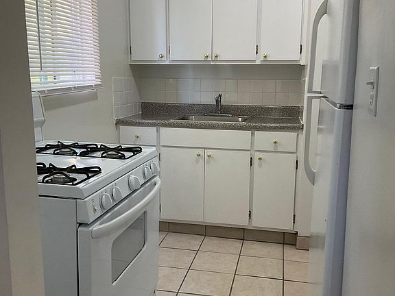 4th image of 2830 W 8th St #202