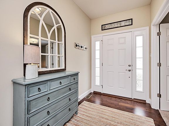 Pretty entry with 9 ft ceilings and gorgeous flooring.