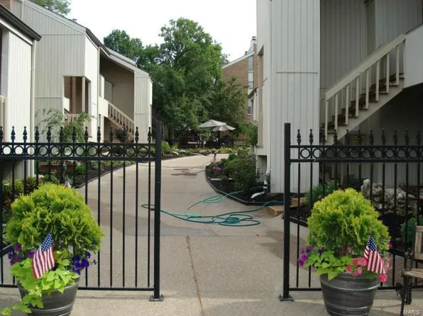 648 Coeur De Royale Dr APT D, Saint Louis, MO 63141