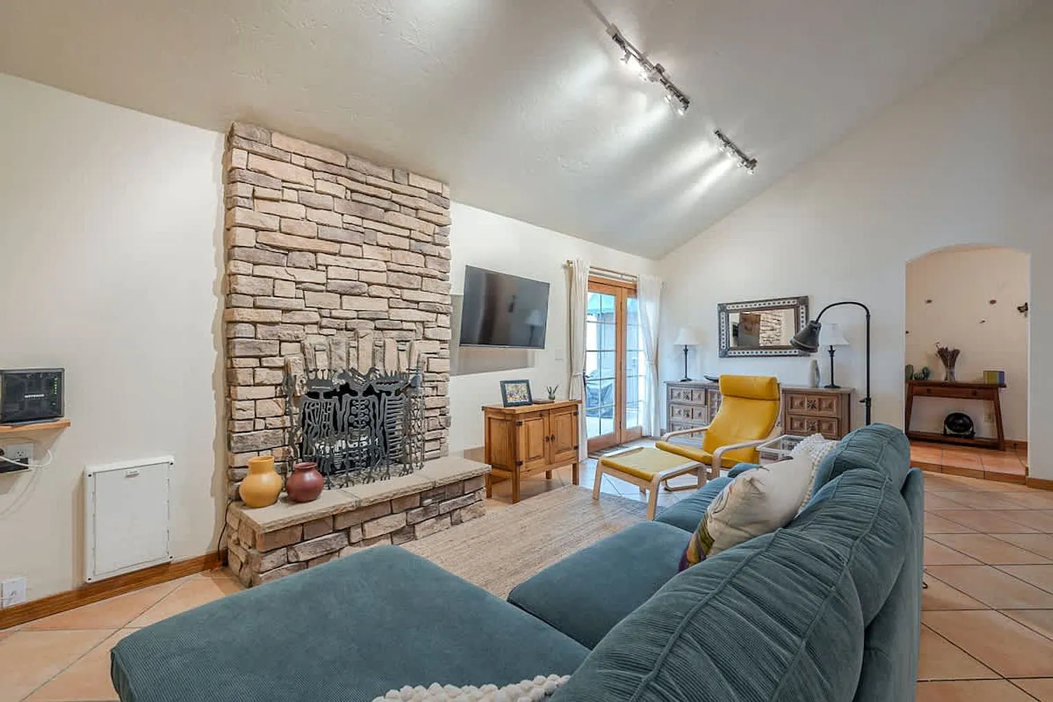 3 bed, 2.0 bath, $3,289 — Photo 4