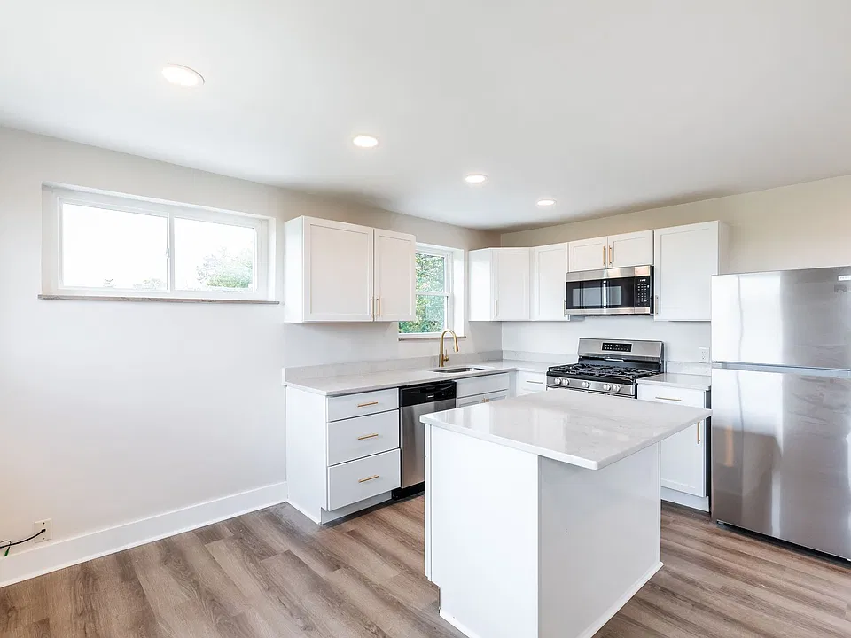3421-3425 Pape | Hyde Park