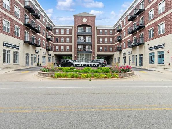 10 N Lake St APT 212, Grayslake, IL 60030