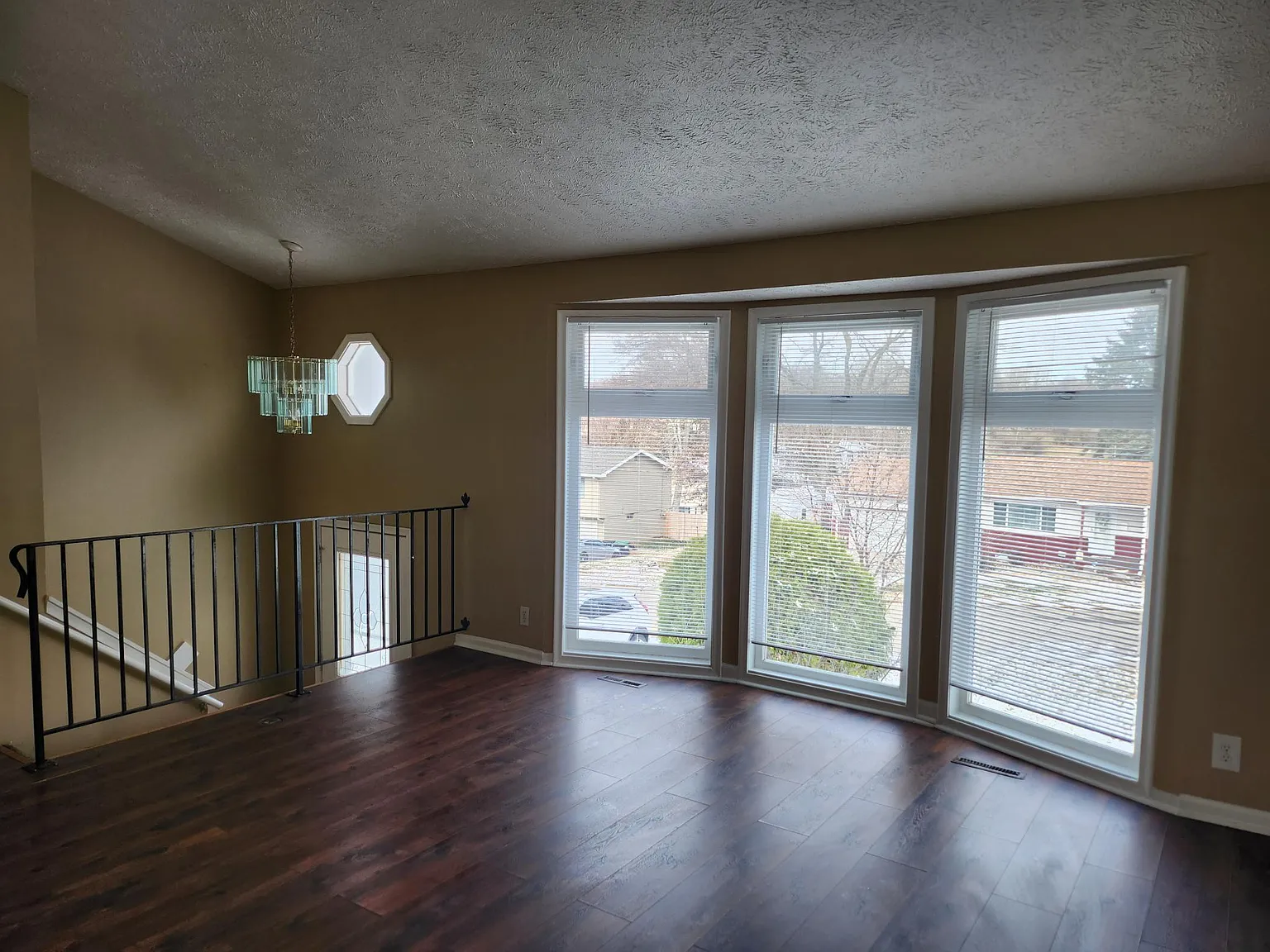 4 bed, 1.5 bath, 1202 sqft, $1,795 — Photo 2