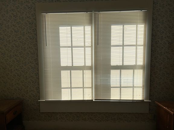 5th image of 913 W 8th St