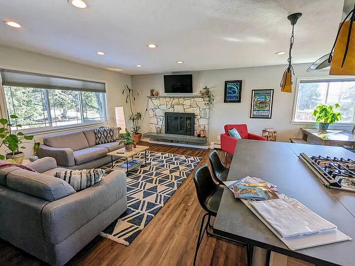 1902 N Salem Dr