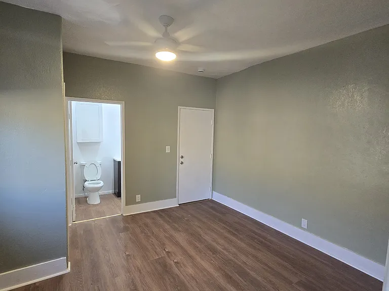 845 W 62nd St — Photo 5
