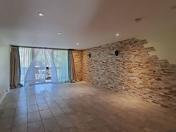 4th image of 5901 Canterbury Dr Unit 11