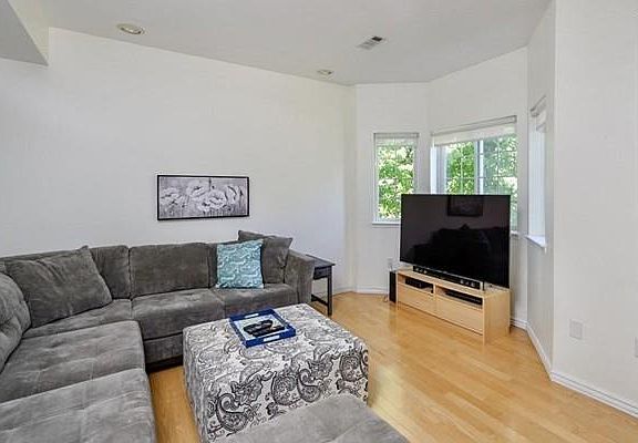 4th image of 122 Tall Oaks Dr Unit K