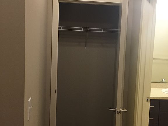 4th image of 1050 10th Ave NE Unit 105