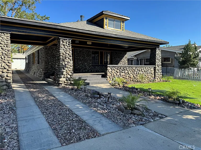 310 Alexander St — Photo 3