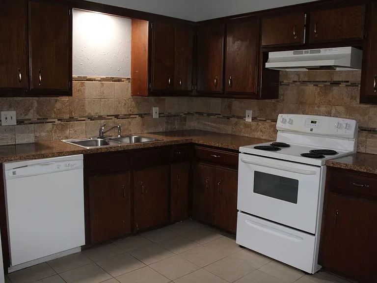 4033 Locust Dr — Photo 10