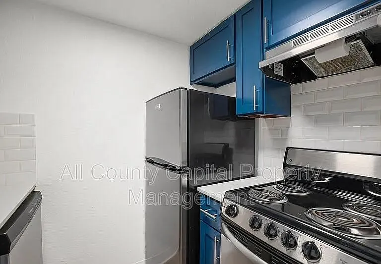 502 W 35th St #202 — Photo 5