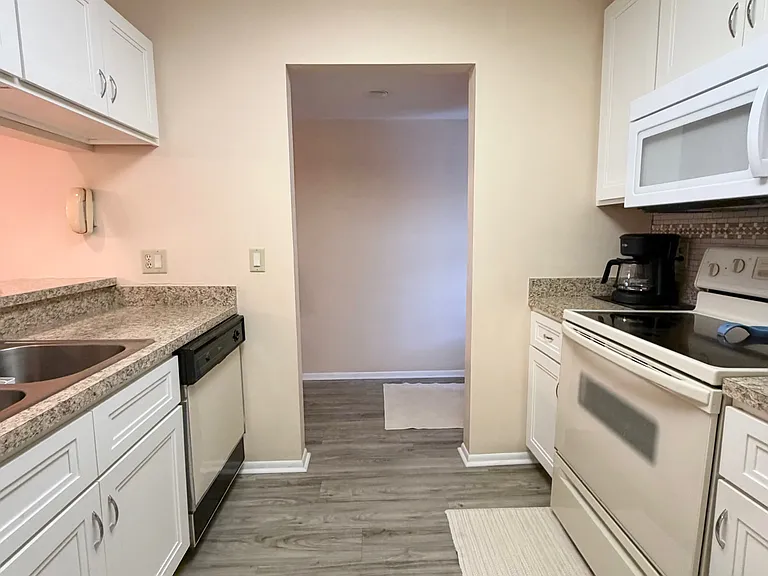 Lovely kitchen w/ pantry & upgraded cabinets & vinyl plank floorings!