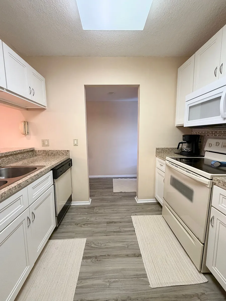 Lovely kitchen w/ pantry & upgraded cabinets & vinyl plank floorings! - 24 Plantation Dr #201