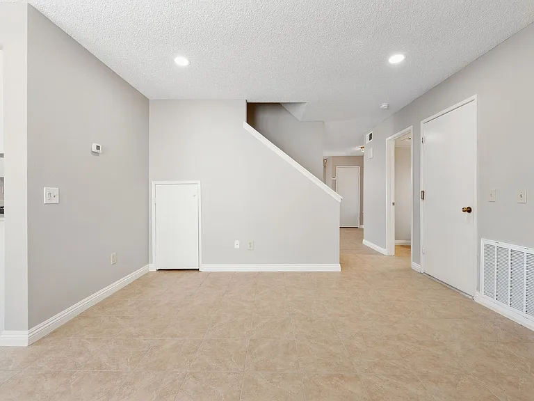 2571 W Orange Ave — Photo 15