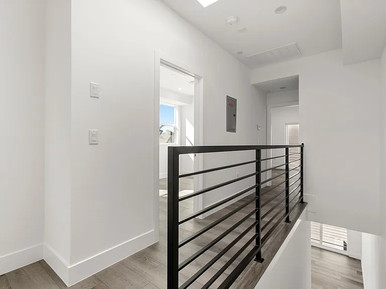 1034 N Oxford Ave — Photo 5